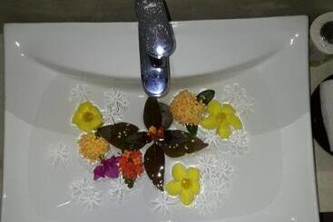 تختخواب و صبحانه Butterfly Jewel