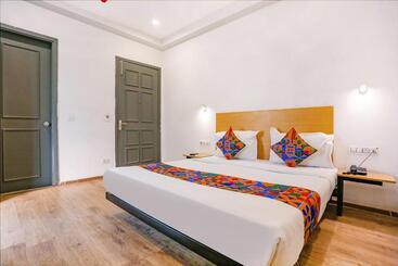 Fabhotel Roseman