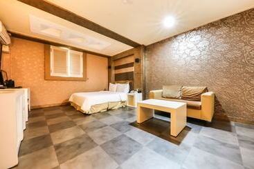 مُتل Cheonan F2
