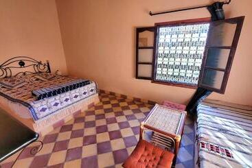مسافرخانه Auberge Famille Benmoro