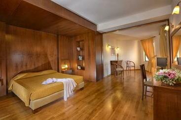 هتل Athina Palace Resort & Spa