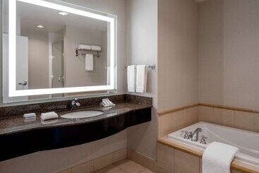 هتل Hilton Garden Inn Jackson Downtown