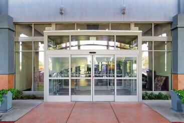 هتل Holiday Inn & Suites Phoenix Airport, An Ihg