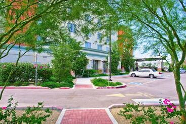هتل Holiday Inn & Suites Phoenix Airport, An Ihg