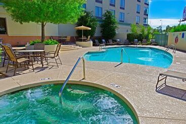 هتل Holiday Inn & Suites Phoenix Airport, An Ihg