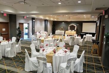هتل Holiday Inn & Suites Phoenix Airport, An Ihg
