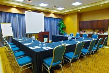 هتل Holiday Inn & Suites Phoenix Airport, An Ihg
