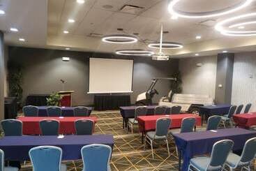 هتل Holiday Inn & Suites Phoenix Airport, An Ihg