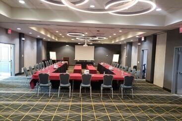 هتل Holiday Inn & Suites Phoenix Airport, An Ihg