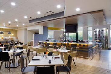 هتل Holiday Inn & Suites Phoenix Airport, An Ihg