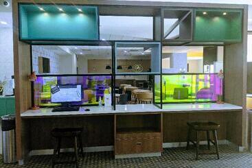 هتل Holiday Inn & Suites Phoenix Airport, An Ihg