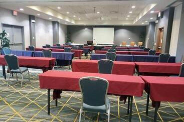 هتل Holiday Inn & Suites Phoenix Airport, An Ihg