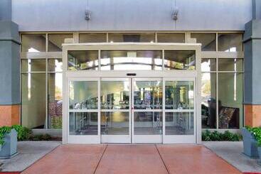 هتل Holiday Inn & Suites Phoenix Airport, An Ihg