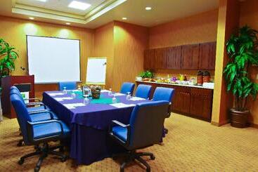 هتل Holiday Inn & Suites Phoenix Airport, An Ihg
