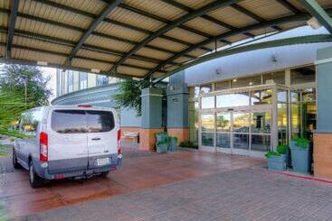 هتل Holiday Inn & Suites Phoenix Airport, An Ihg