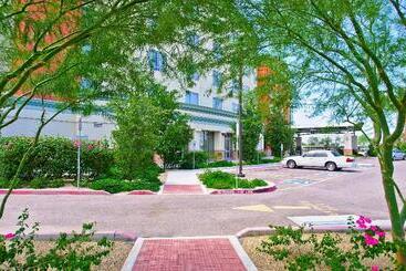 هتل Holiday Inn & Suites Phoenix Airport, An Ihg