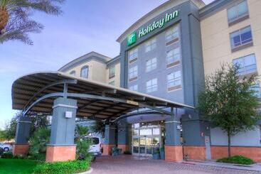هتل Holiday Inn & Suites Phoenix Airport, An Ihg