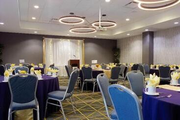 هتل Holiday Inn & Suites Phoenix Airport, An Ihg