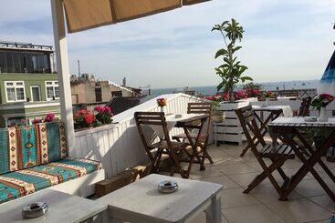 هتل Istanbul Holiday