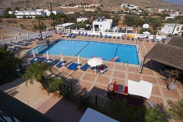 هتل Lambis Studios & Apartments
