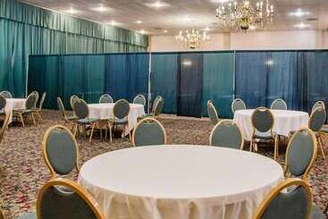 هتل Parkview Inn And Conference Center