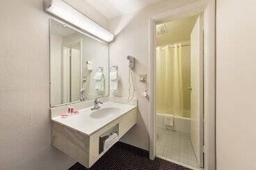 هتل Parkview Inn And Conference Center
