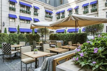 هتل Waldorf Astoria Chicago