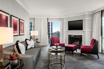 هتل Waldorf Astoria Chicago