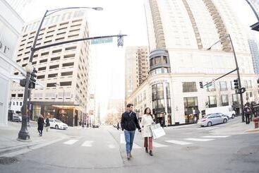 هتل Waldorf Astoria Chicago