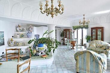 هتل Albergo La Conca Azzurra