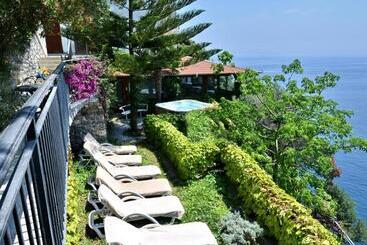 هتل Albergo La Conca Azzurra