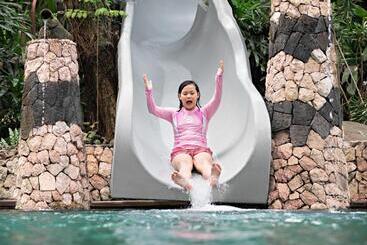 هتل Aryaduta Lippo Village