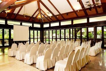 هتل Aryaduta Lippo Village