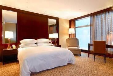 Golden Eagle Summit Hotel Downtown