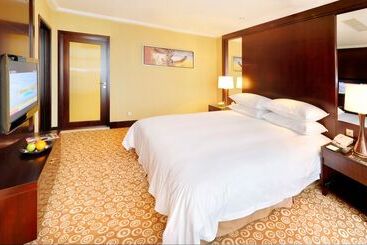 Golden Eagle Summit Hotel Downtown