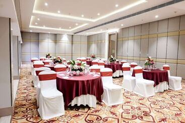 هتل Golden Tulip Lucknow