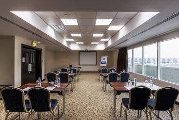 هتل Holiday Inn Express Dubai Airport, An Ihg