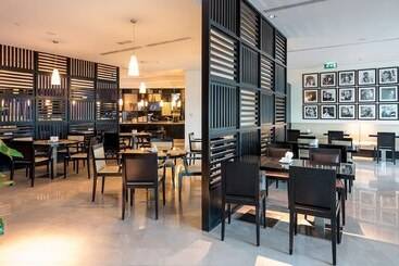 هتل Holiday Inn Express Dubai Airport, An Ihg