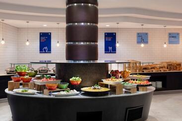 هتل Holiday Inn Express Dubai Airport, An Ihg