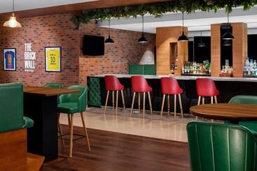 هتل Holiday Inn Express Dubai Airport, An Ihg