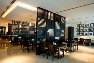 هتل Holiday Inn Express Dubai Airport, An Ihg