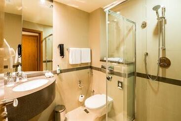 هتل Holiday Inn Express Dubai Airport, An Ihg