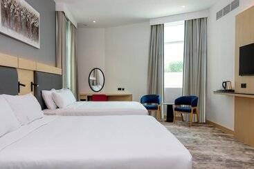 هتل Holiday Inn Express Dubai Airport, An Ihg