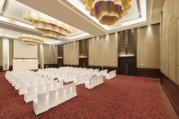 هتل Holiday Inn Mumbai International Airport, An Ihg