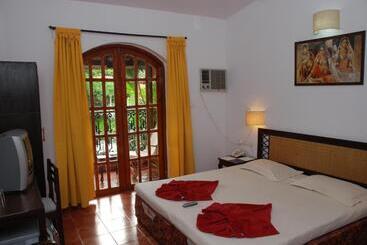 هتل Sea Breeze Beach Resort Candolim Goa