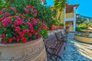 هتل Sea View Village