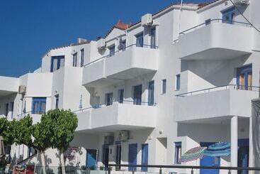 Leonidas Studios & Apartments