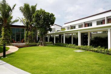 Two Villas Holiday Phuket: Oxygen Bang Tao Beach