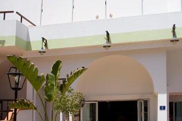 Aparthotel Esquinzo y Monte del Mar