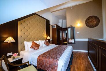 هتل Century Pines Resort